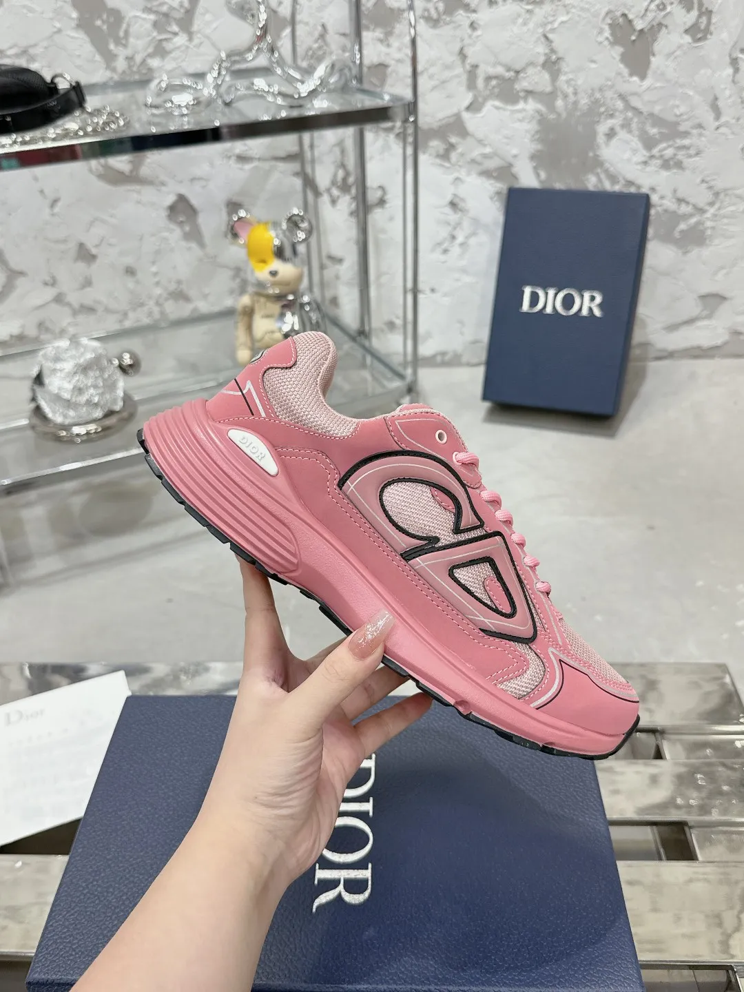 Men's men's shoes 💰600❤️❤️❤️High version Dior Dior's latest color matching B30 series reflective dad sneakers original 17380💰 purchased for development and production Brand new B30 sneakers Dad Shoes style shoes that follow the trend of the retro market The Dior logo on the tongue also indicates that this pair of shoes is the B30 model! B30 uses fine-textured leather and mesh cloth materials to form a shoe body. There are conspicuous letters CD on both sides of the shoe body to indicate identity. Many lines on the shoe body outline details to make the shoes look less monotonous and full of retro flavor. The delivery counter is exquisitely packaged🛍📦 ▪️Fabric: Original customized technical fabric + mesh ▪️Inner lining: Customized breathable lining ▪️Outsole: Original molded IP foam + TPU outsole ▪️Sole thickness: 3.5CM ▪️Size: Women’s size 35-40 / Men’s size 39-46
